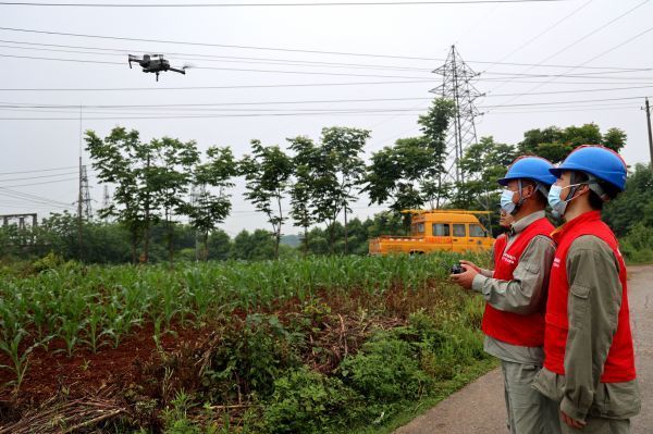 江夏區(qū)開(kāi)展配網(wǎng)線路的無(wú)人機(jī)自主巡檢工作(圖1)